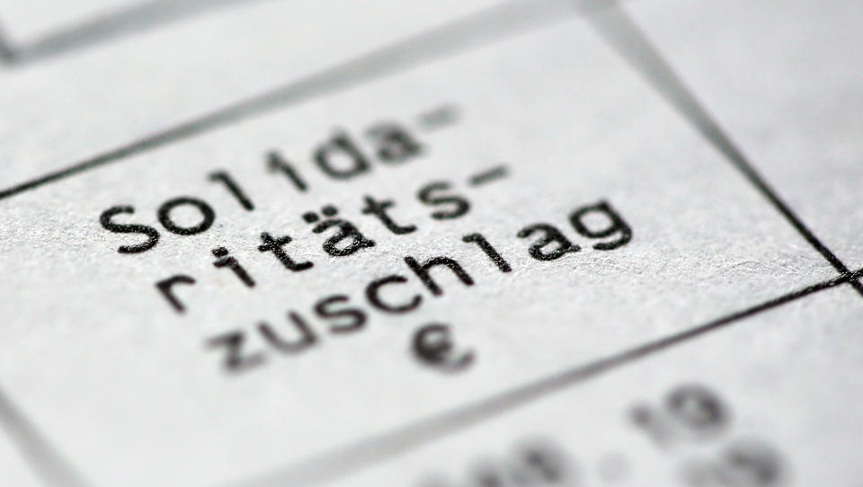 Soli-Abschaffung brächte vielen Familien mehr als Kinderbonus
