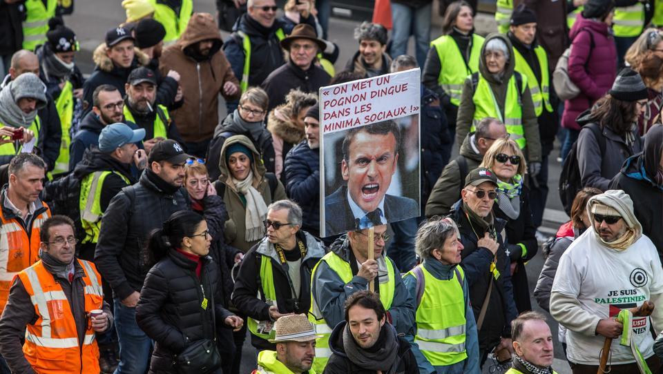 Polizei gegen Gelbwesten: Massive Ausschreitungen in Paris