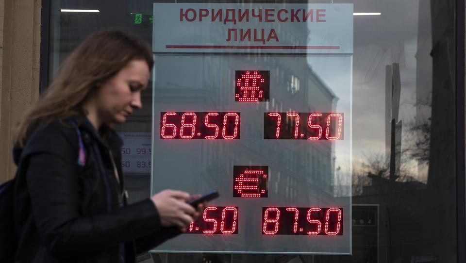 Erstmals seit fünf Jahren: Russlands Notenbank verkauft Fremdwährungen und stützt den Rubel