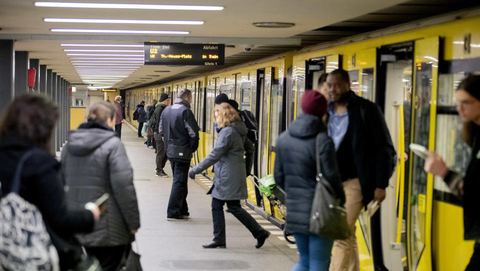 MaskenpflichtKontrolle in Berlin Sicherheitsleute in U