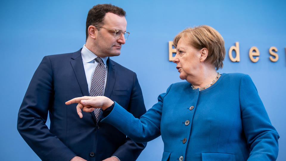Corona-Debatte: Merkel lässt Spahn ins offene Messer laufen, hält sich taktisch zurück