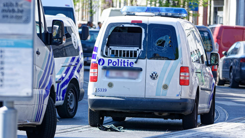 Schwere Ausschreitungen in Belgien: Migranten greifen Polizisten an