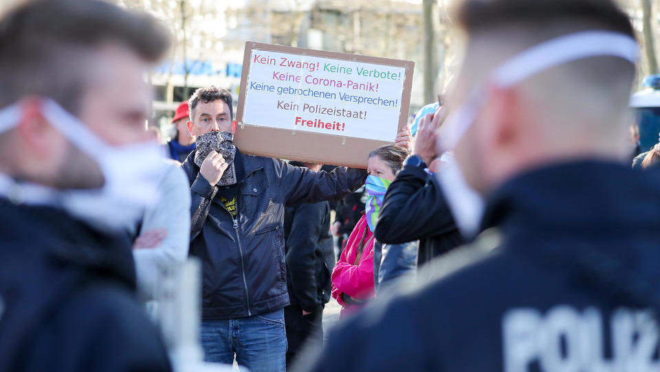 Flaschenwurf und Kühnen-Gruß auf nationaler Demo in Chemnitz