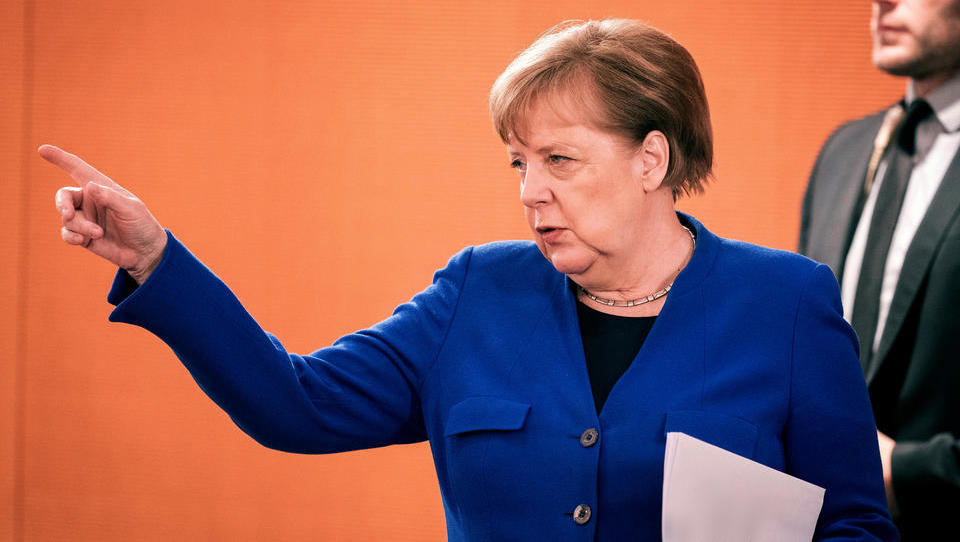 Risse im Rentensystem: Defizite steigen, Steuereinnahmen brechen weg, Merkel tritt die Flucht nach vorne an