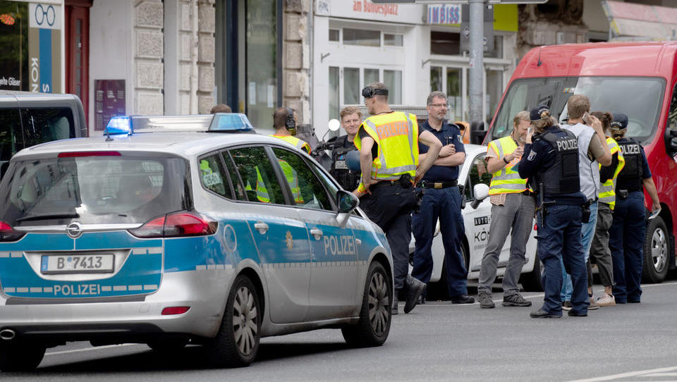 Schüsse und Autobrand bei versuchtem Banküberfall in Berlin
