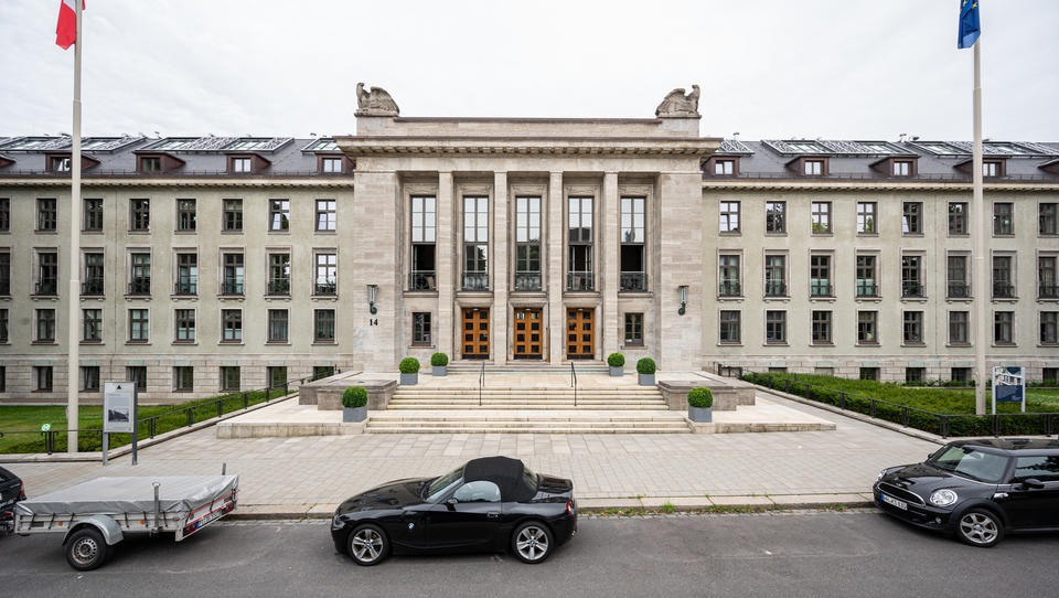 Reiche wollen denkmalgeschützte Nazi-Bauten in Luxus-Oasen umbauen