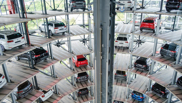 Deutsche kaufen immer häufiger teure Neuwagen: SUV, E-Autos und Premium-Marken liegen im Trend 