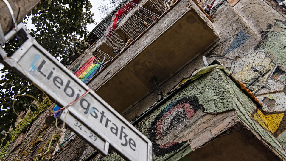 „Liebig 34“: Grundschule will mit Minderjährigen Räumung von besetztem Haus verhindern