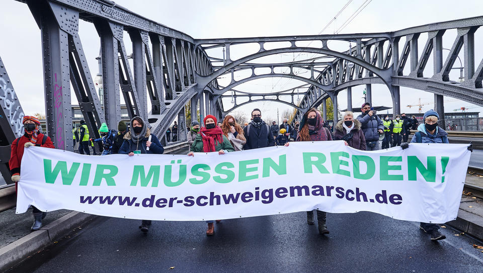 Berlin: 5.000 Menschen bei „Schweigemarsch“ gegen Corona-Politik – 600 Polizisten im Einsatz