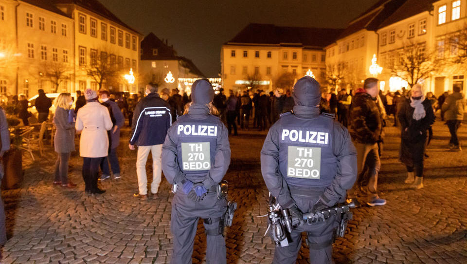 Demonstrationen im Kreis Hildburghausen: Polizei setzt Tränengas ein, erste Anzeigen durch neues Infektionsschutzgesetz