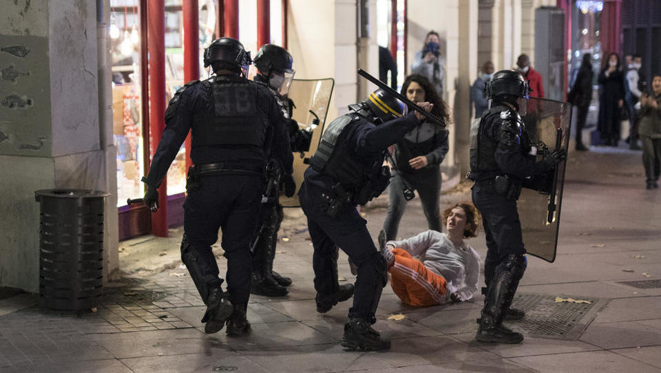 Festnahmen und Polizeigewalt nach Protesten gegen Sicherheitsgesetz in Frankreich