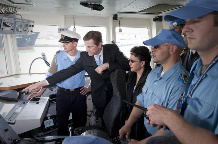 Außenminister Guido Westerwelle (FDP) besucht am Samstag 22.05.2010 das deutsche Kontingent des UNIFIL-Marine-Verbandes auf dem deutschen Minenjagdboot "Kulmboot" vor der Küste des Libanon. Hier auf der Brücke mit der FDP-Fraktionsvorsitzenden Birgit Homb