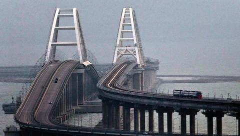 Krim-Brücke: Ukrainischer Geheimdienst SBU meldet Angriff auf Kertsch-Brücke