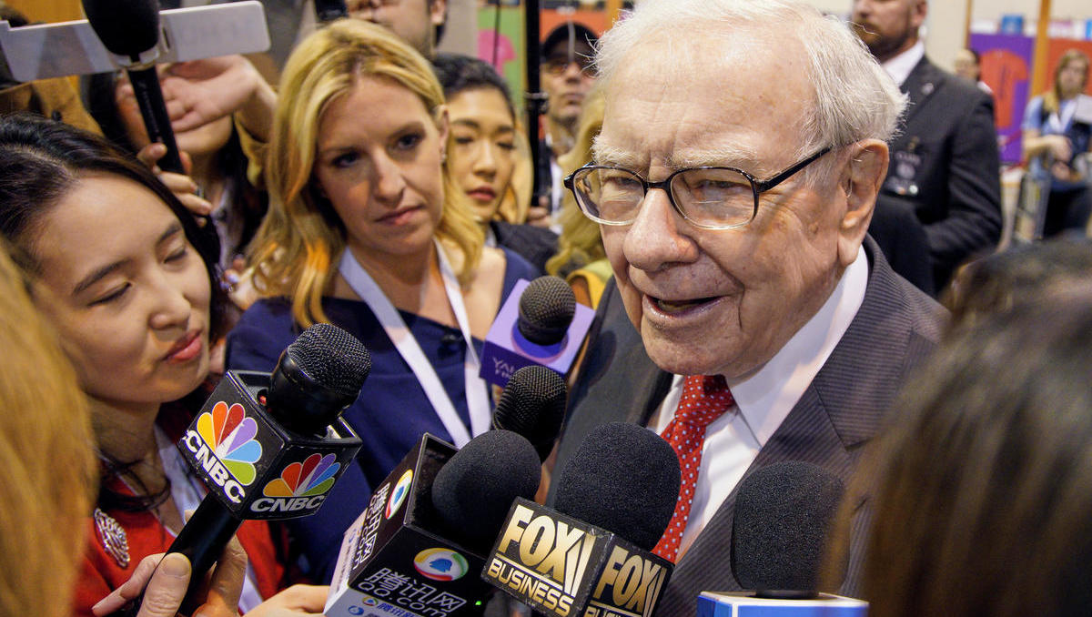 Warren Buffet rät: Während des Kriegs Aktien kaufen – und nicht Gold, Bitcoin oder Bargeld horten