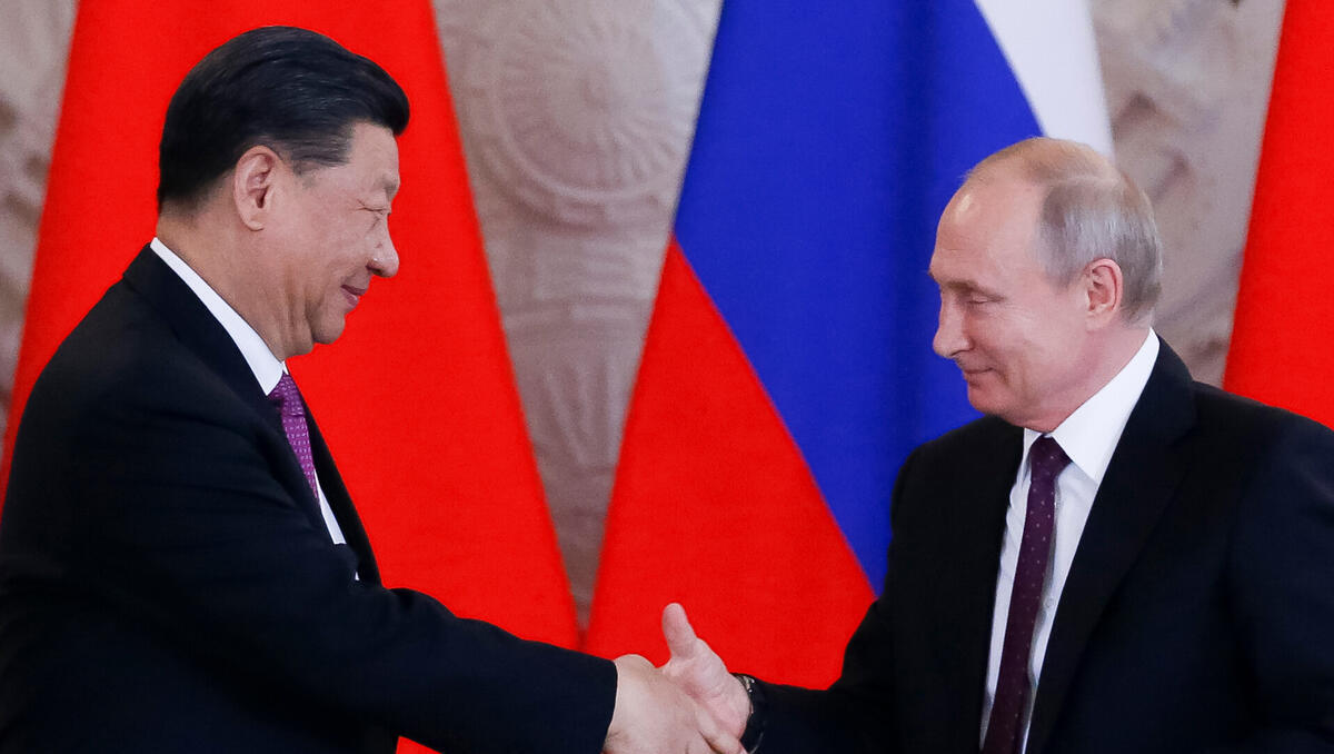 Genosse Xi empfängt Genosse Putin – Kim Jong Un an seiner Seite