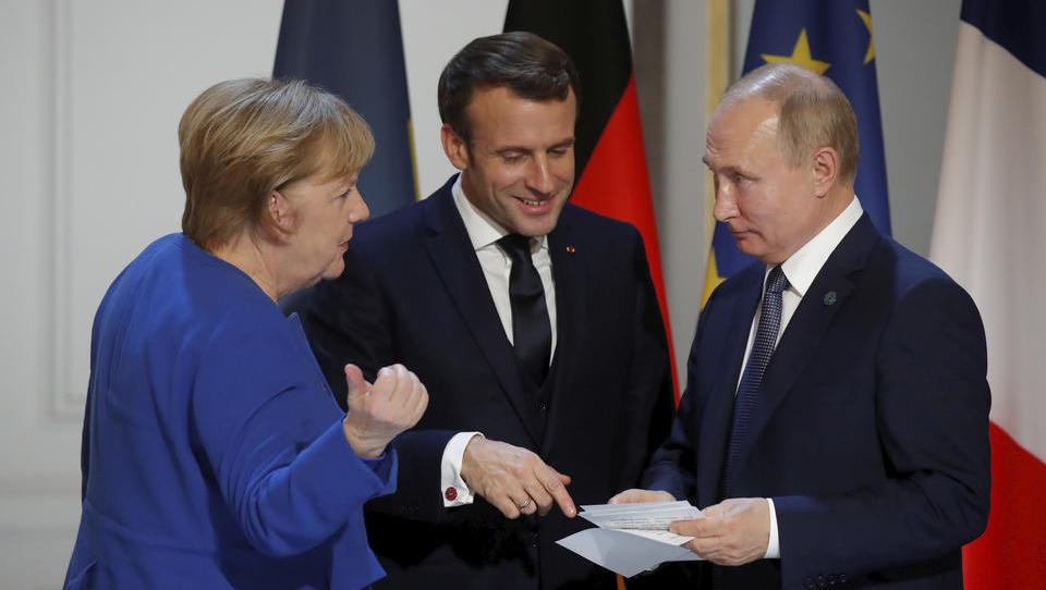 Ereignisse der letzten Tage: Merkel und Macron wollen Dialog mit Russland, Anschläge auf französische und deutsche Soldaten, EU-Gipfel, Messerattacke auf dem Würzburger „Barbarossaplatz“