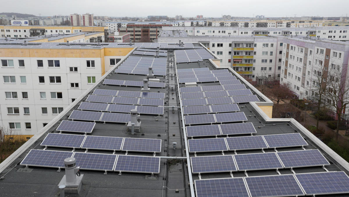 Solardächer und Ladesäulen: Einzelhandel beklagt lange Wartezeiten und stellt Forderungen