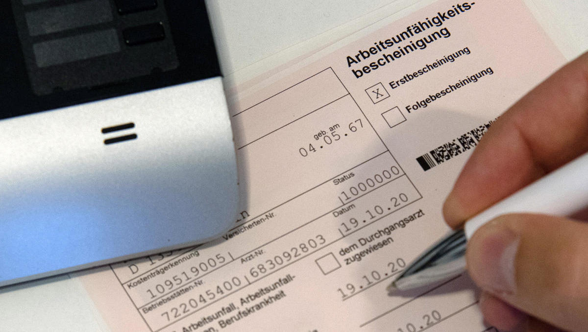 Immer montags krank? Jede zweite Führungskraft findet Blaumachen akzeptabel