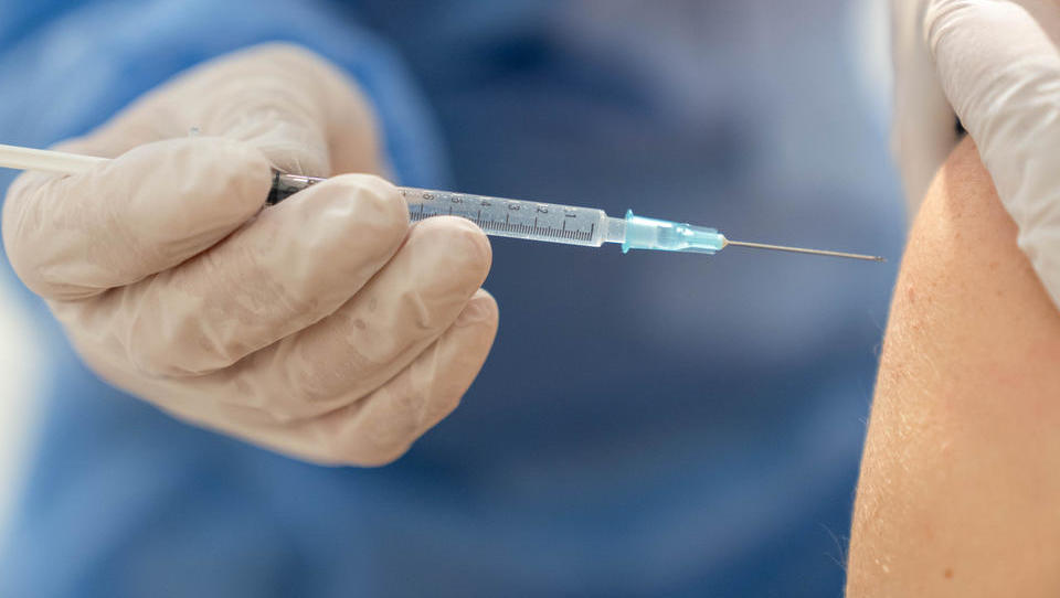 Pflegern in Mecklenburg-Vorpommern wird fünffach zu hohe Impfdosis verabreicht