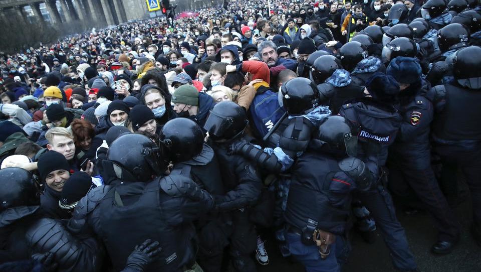 Schwere Unruhen in Russland gegen die Regierung ausgebrochen – Lage ist ernst
