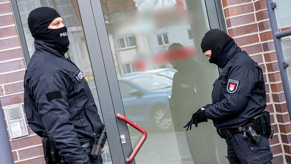 Drogen, Korruption, Geldwäsche: Festnahmen bei Razzia in Bremen - Zwei Polizisten unter Verdacht
