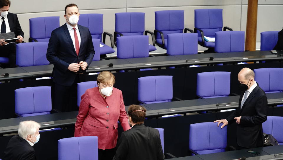 Bundestag beschließt permanente Grundrechts-Eingriffe, während die Deutschen über den „Regenbogen“ debattieren