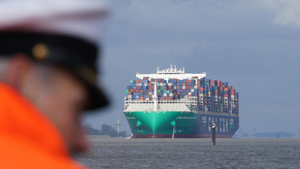 Elbvertiefung abgeschlossen: Erstes Containerschiff mit größerem Tiefgang fährt Hamburg an