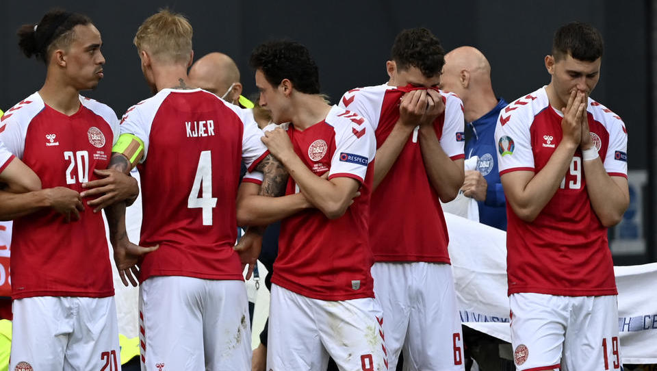 Europameisterschaft: Dänischer Fußballer erleidet Herzinfarkt während Spiel, kämpft um sein Leben 