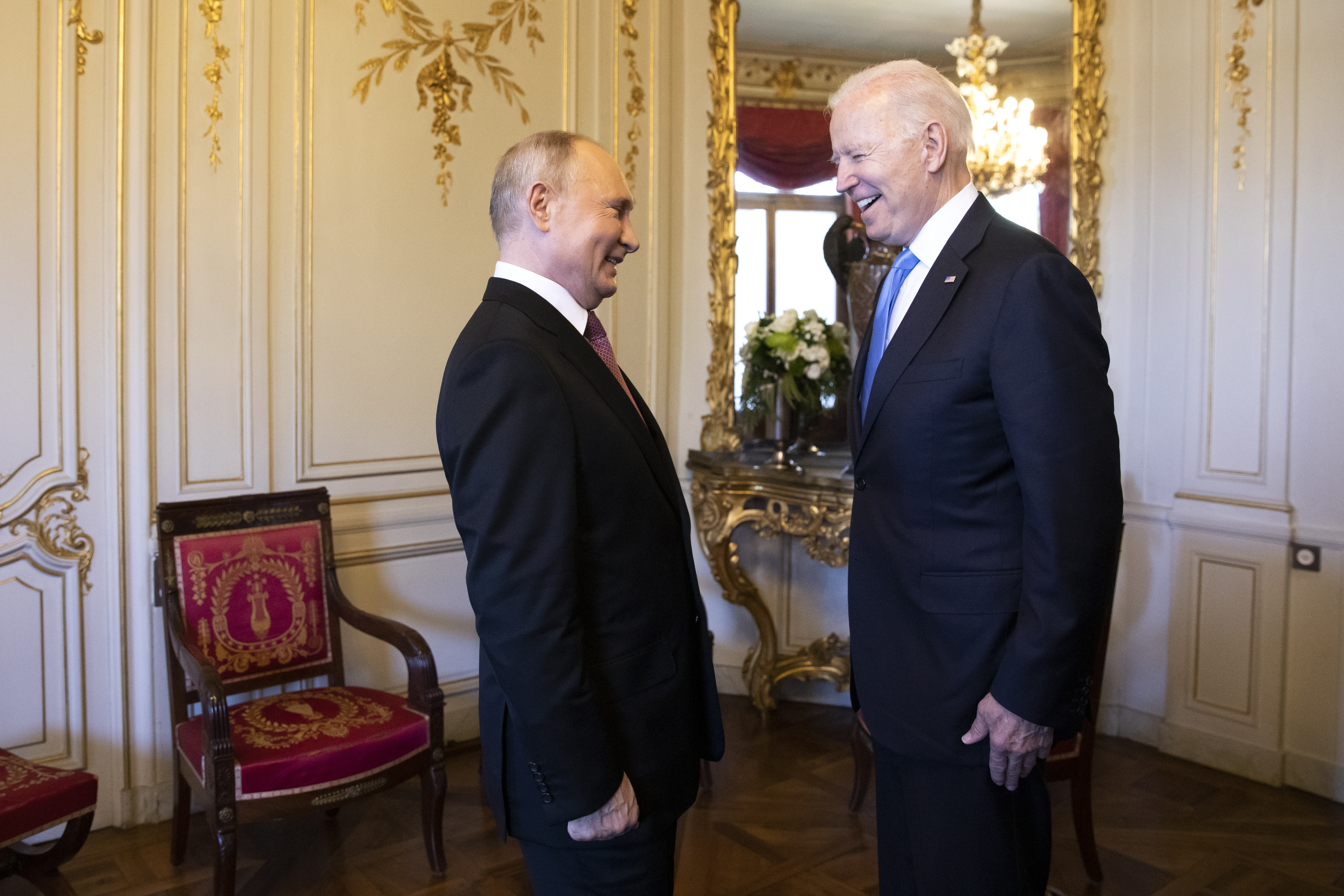 Wladimir Putin (l), Präsident von Russland, und Joe Biden, Präsident der USA, lachen nach ihrer Ankunft zu einem Treffen in der "Villa la Grange".  +++ dpa-Bildfunk +++