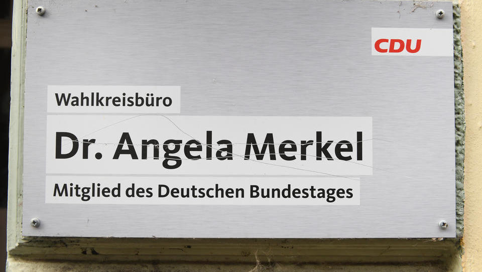 EILMELDUNG: Bombenalarm im Wahlkreis-Büro von Angela Merkel