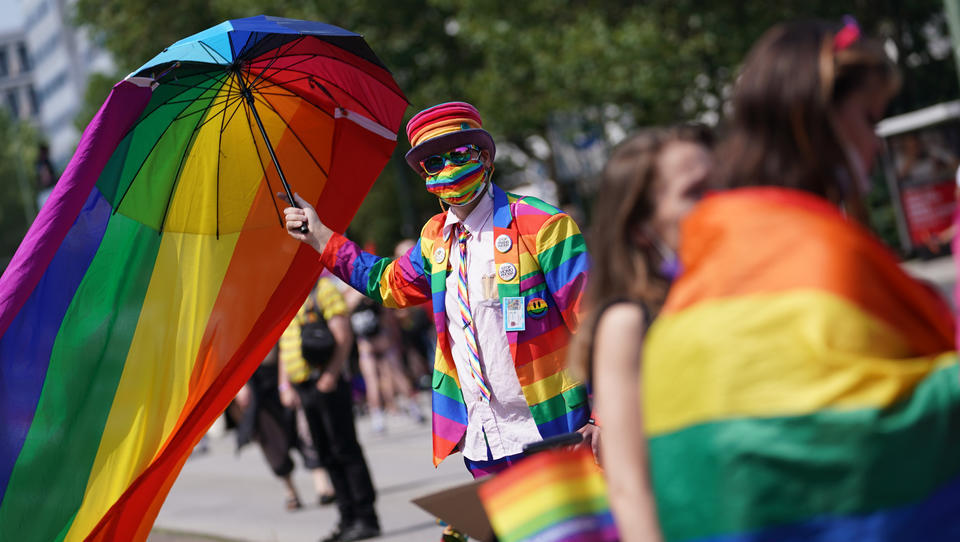„Wir sind hier und wir sind queer“: Angriffe und Sprechchöre gegen Polizeibeamte durch LGBT-Aktivisten