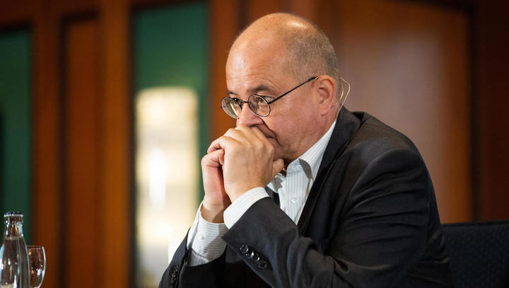 Arnold Vaatz (CDU), Mitglied des Deutschen Bundestages, sitzt bei der Vorstellung des neuen Buches «Wir schaffen das - Erläuterungen zum politischen Wunschdenken» von Th. Sarrazin auf dem Podium. Sarrazin analysiert in dem Buch die Politik der letzten Jah