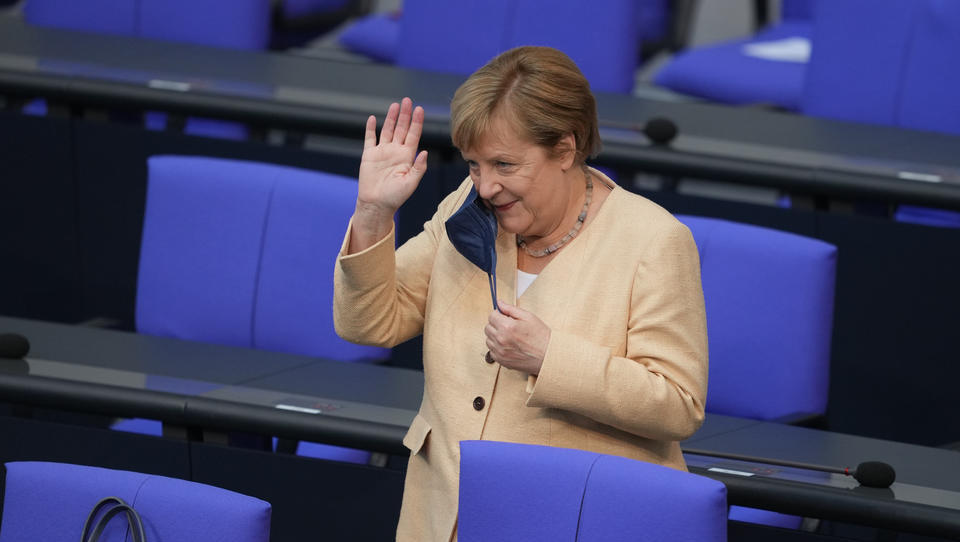 In letzter Minute: Merkel-Regierung befördert noch 200 Beamte in Top-Jobs 