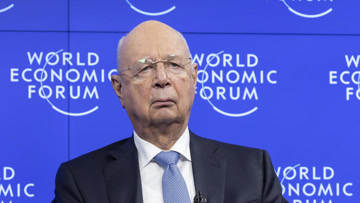 Klaus Schwab (l), Gründer und Exekutivvorsitzender des Weltwirtschaftsforums (WEF), wartet auf den Beginn einer Videokonferenz mit Chinas Präsident Xi am Tag der Eröffnung der Davos Agenda 2022. Das Weltwirtschaftsforum findet vom 17. bis 21. Januar 2022 