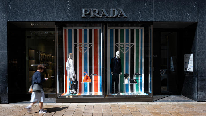 Italienische Luxusunternehmen: Prada übernimmt und trägt nun auch Versace Italienische Luxusunternehmen: Prada übernimmt und trägt nun auch Versace