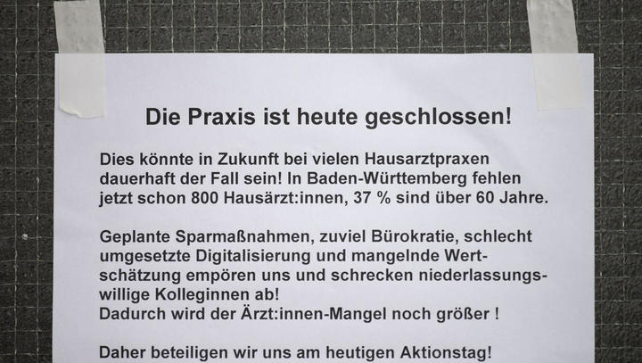Ein Aushang, der darauf hinweist, dass eine Hausarztpraxis am heutigen Tag geschlossen hat, hängt an der Eingangstür der Praxis. Mit Praxisschließungen und weniger Terminen wollen Hausärzte in Baden-Württemberg für bessere Bedingungen in ihrem Beruf prote