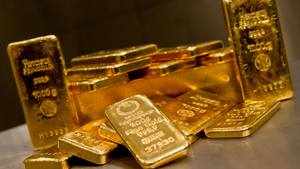 Deutsche misstrauen der Geldpolitik, bunkern Bargeld und Gold