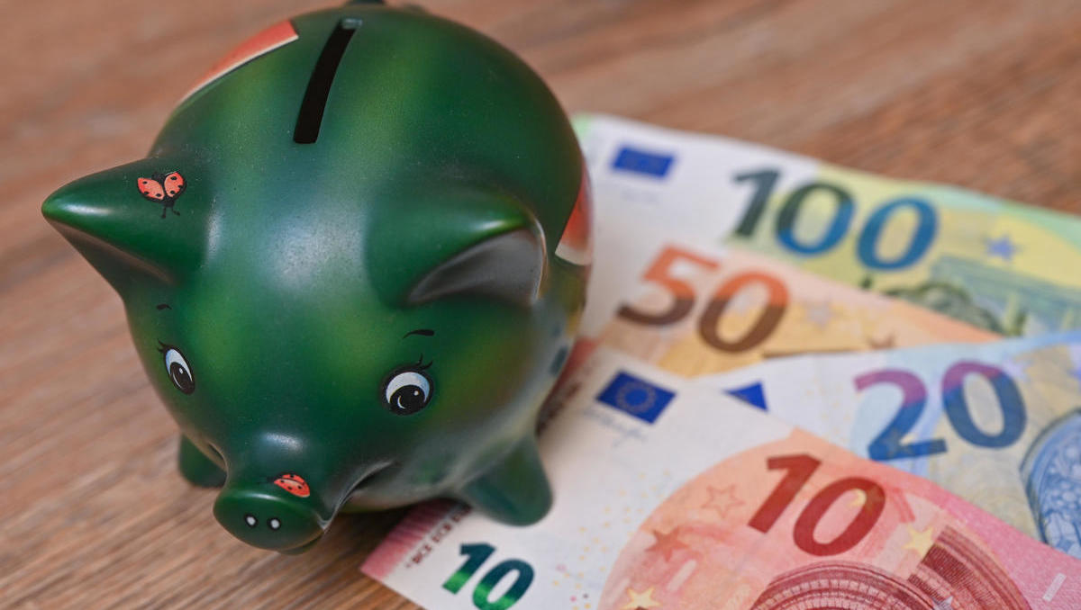Verbraucher sparen lieber, als ihr Geld auszugeben