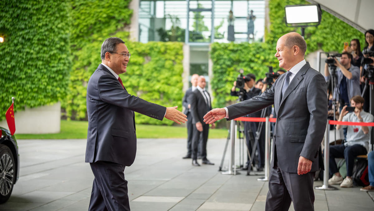 Scholz recibe al primer ministro chino con honores militares