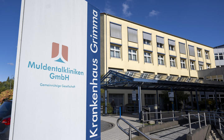 Blick auf das Krankenhaus Grimma, Teil der Muldentalkliniken. Die Geburtsstation hier steht kurz vor der Schließung. Damit nimmt die wohnortnahe Versorgung der Schwangeren weiter ab. Das Hebammen-Team der Klinik möchte nicht aufgeben. Als Unterstützung si