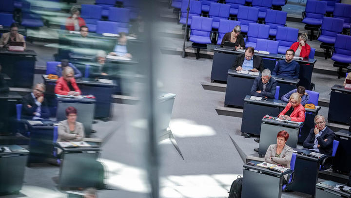 Die Abgeordneten der Partei die Linke nehmen mit Dietmar Bartsch (r), Fraktionsvorsitzender der Partei Die Linke, zum letzten mal als Fraktion an der Sitzung des Bundestags im Plenum teil. Thema ist die erste Lesung des geplanten Nachtragshaushalts für 20