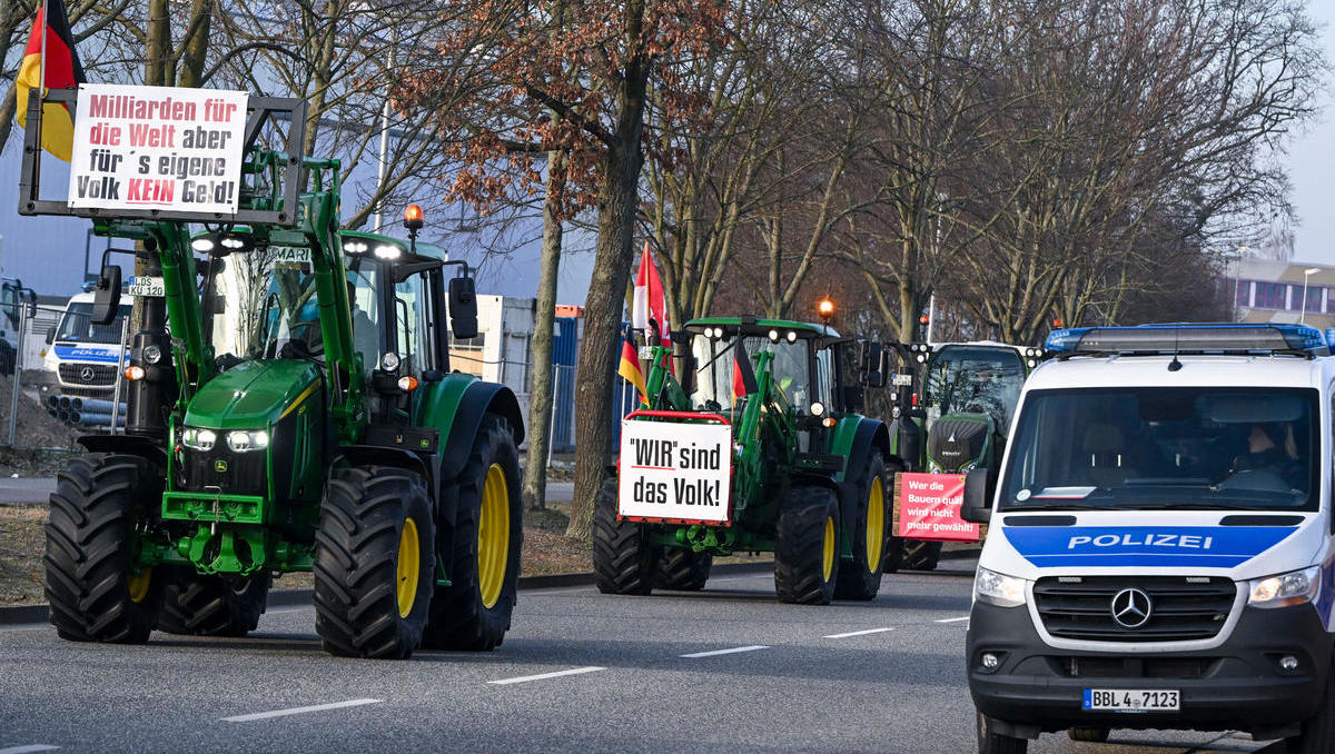 Bauern bereiten Scholz heißen Empfang in Cottbus