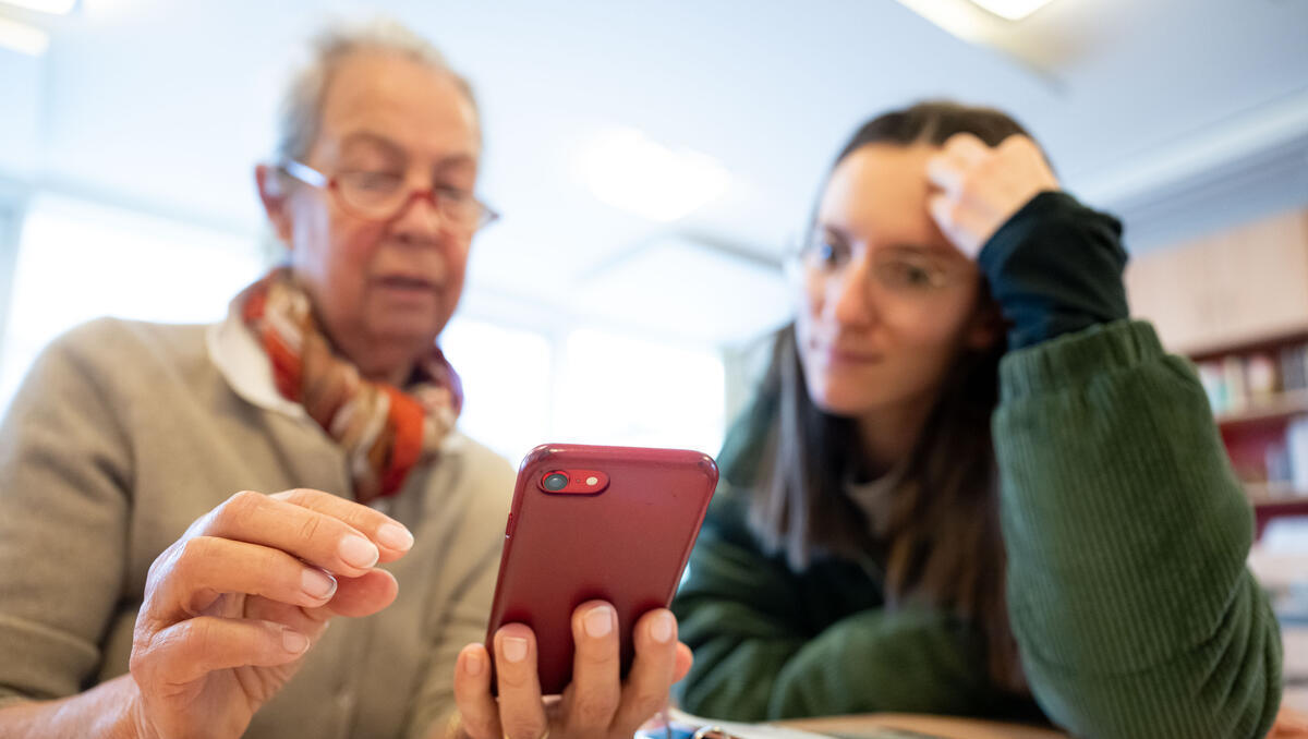 Digitale Dauerbelastung: Können Erwachsene besser damit umgehen?