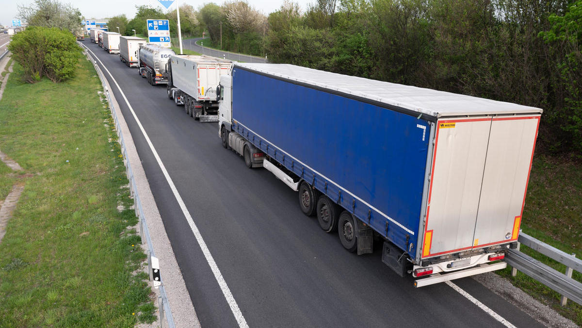 „Kleinkrieg“ um Lkw-Plätze: Autoclub kritisiert Überfüllung