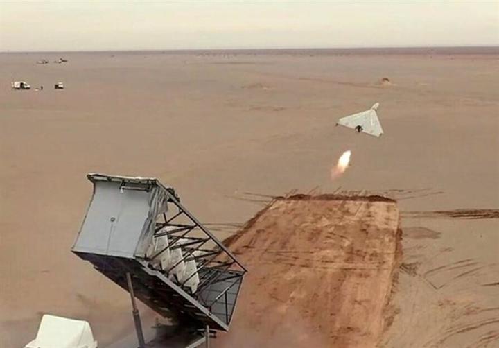 HANDOUT - Dieses von der iranischen Nachrichtenagentur Tasnim News Agency über Zuma veröffentlichte Foto zeigt eine Drohne, die während des iranischen Großangriff auf Israel gestartet wird. Die iranische Armee griff am Samstag israelische Ziele mit rund 3