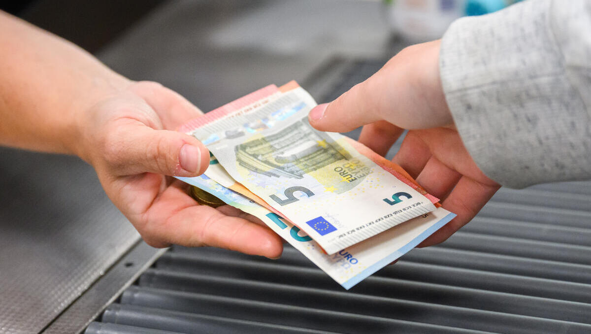 Bargeldversorgung: Supermärkte lösen Bankfilialen als Bargeldquelle ab