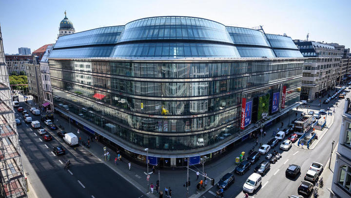 Das Luxuskaufhaus Galeries Lafayette an der Friedrichstraße in Berlin-Mitte. Die französische Kaufhauskette Galeries Lafayette schließt ihre Berliner Filiale im Quartier 207 Ende Juli 2024. Der Berliner Senat überlegt, die Berliner Zentral- und Landesbibl