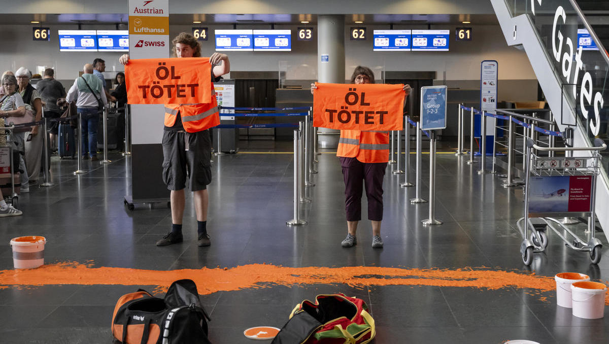 Störaktion für den Klimaschutz: Kleber stören Betrieb am Flughafen Leipzig/Halle