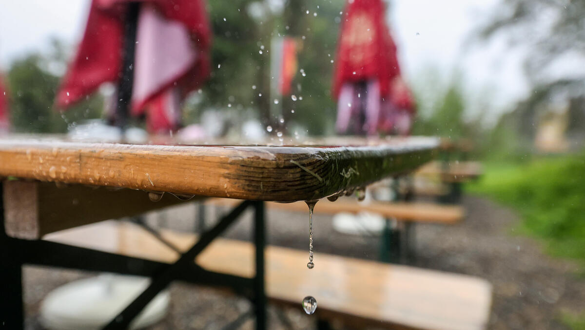 Regenwetter drückt Umsätze – wie Gastronomen jetzt reagieren sollten
