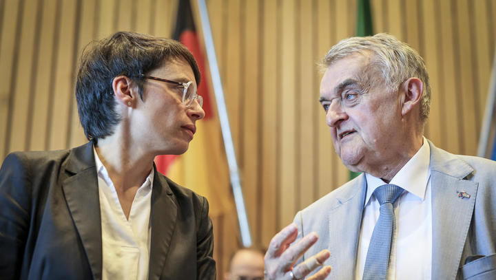 Herbert Reul (CDU, r) Innenminister des Landes NRW, und Josefine Paul (Bündnis 90/Die Grünen), Ministerin für Kinder, Jugend, Familie, Flucht und Integration in Nordrhein-Westfalen, sind auf dem Weg zur Sondersitzung der Ausschüsse für Inneres und Integra